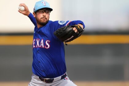 Rangers Refuerzan Bullpen: Dunning Retorna Tras Maratón de Juegos Extrainning
