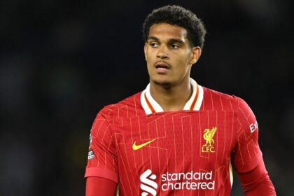 Quansah deja Liverpool: Fichado por Bayer Leverkusen, con cláusula de recompra