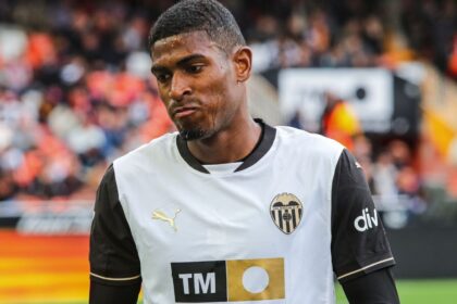 Arsenal en la pelea: Valencia ofrece renovación a Mosquera, ¿Adiós a LaLiga?