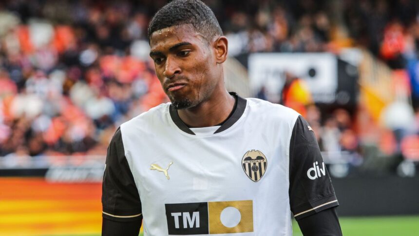 Arsenal en la pelea: Valencia ofrece renovación a Mosquera, ¿Adiós a LaLiga?