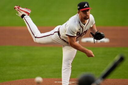 Schwellenbach, As de los Braves, Sufre Fractura en Codo; Lista de Lesionados Aumenta