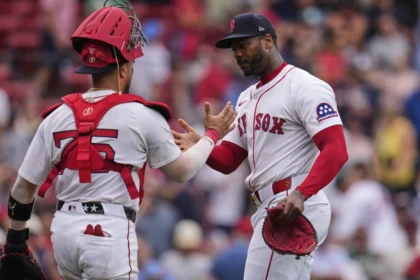 Abreu Impulsa Triunfo de Medias Rojas sobre Rojos: Resumen del Juego