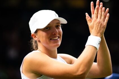 Swiatek Remonta y Avanza a 3ra Ronda de Wimbledon: Derrota a McNally