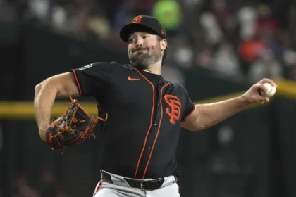 Gigantes vencen a Diamondbacks: Robbie Ray lanza juego completo y divide serie
