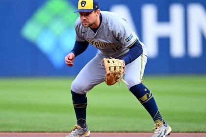 Hoskins, primera base de los Brewers, sale por lesión en el pulgar