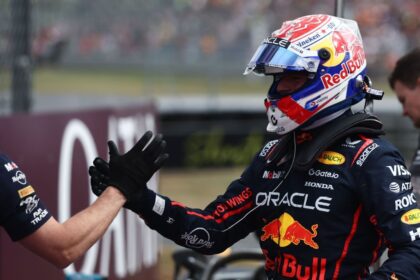 Verstappen Arrasa en Silverstone: Pole Épica por Delante de Piastri y Norris