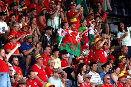 Gales debuta en la Euro 2025: Caída ante Países Bajos y emoción de la afición