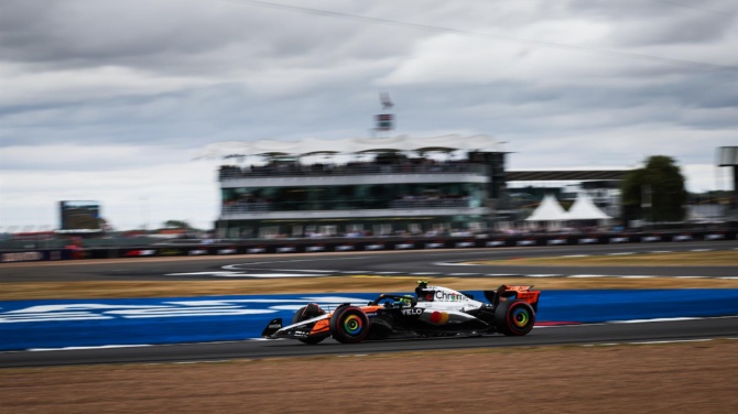 Norris se Impone en Silverstone: Victoria en GP Británico Tras Sanción a Piastri