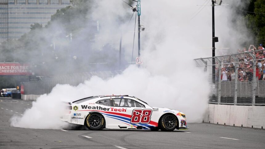 Van Gisbergen arrasa en Chicago: Doble triunfo y dominio en NASCAR