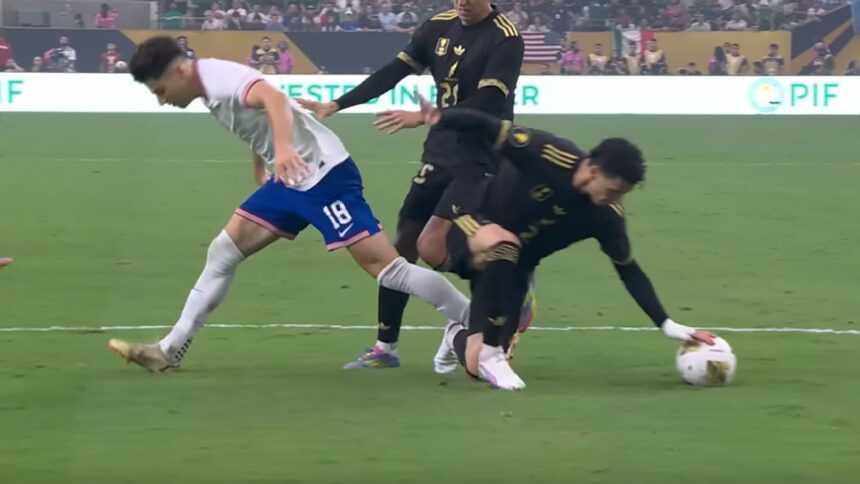 VAR: Polémica en la final de la Copa Oro, ¿penal no pitado a EEUU?