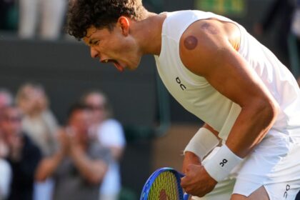 Shelton avanza a cuartos de Wimbledon, se une a Fritz: Tenis Americano Resplandece