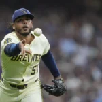 Peralta Domina: Cerveceros Golean a Dodgers con 10ma Victoria del Dominicano