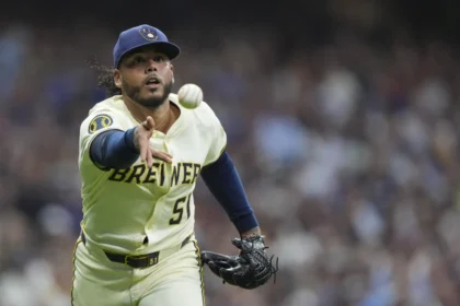 Peralta Domina: Cerveceros Golean a Dodgers con 10ma Victoria del Dominicano
