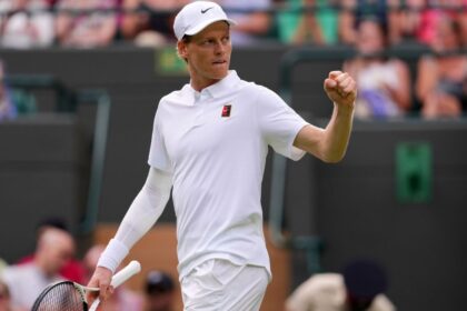 Sinner avanza a semis de Wimbledon tras vencer a Shelton, pese a lesión.