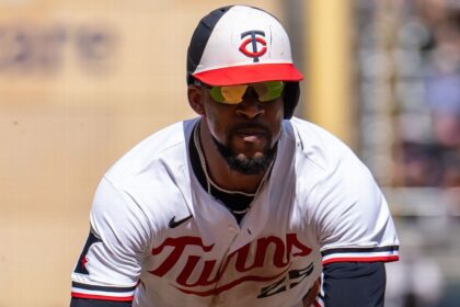 Buxton sale del juego: Contusión en mano tras ser golpeado