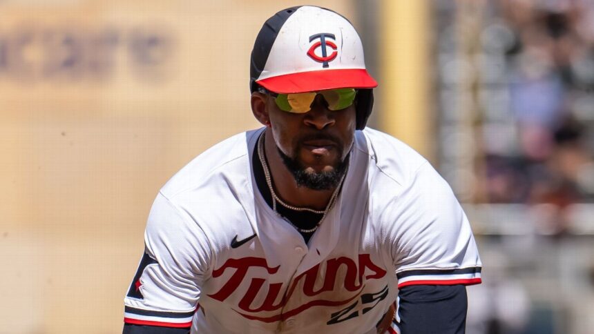 Buxton sale del juego: Contusión en mano tras ser golpeado