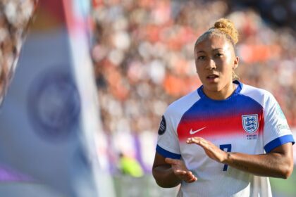 James Brillante en la Euro 2025: Bronze la elogia tras doblete