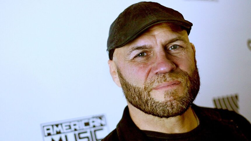 Randy Couture, leyenda de MMA, hospitalizado tras accidente en carrera