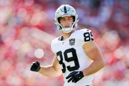 Top 10 TE de la NFL 2025: Bowers lidera, Kelce y Kittle en el retrovisor.