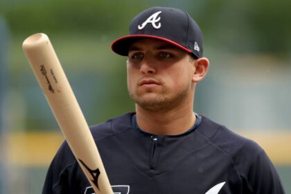 Riley, Estrella de los Braves, Abandona Juego por Molestia Abdominal