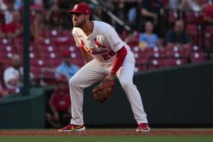 Arenado de Cardenales Sale por Lesión en Dedo; Preocupación en St. Louis