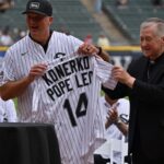 Konerko Honrado: Papa Leo XIV Regala Jersey Autografiada a Leyenda White Sox