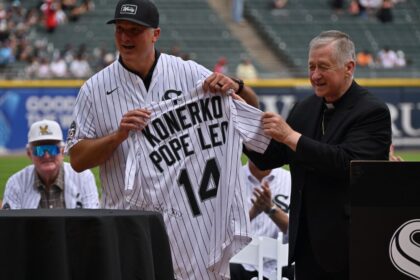 Konerko Honrado: Papa Leo XIV Regala Jersey Autografiada a Leyenda White Sox