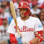 Bohm de los Phillies Abandona Juego por Costilla Magullada tras HBP