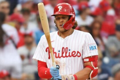 Bohm de los Phillies Abandona Juego por Costilla Magullada tras HBP