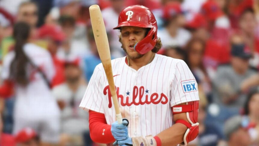 Bohm de los Phillies Abandona Juego por Costilla Magullada tras HBP