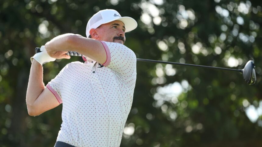 Peterson lidera el ISCO Championship tras suspensión por oscuridad