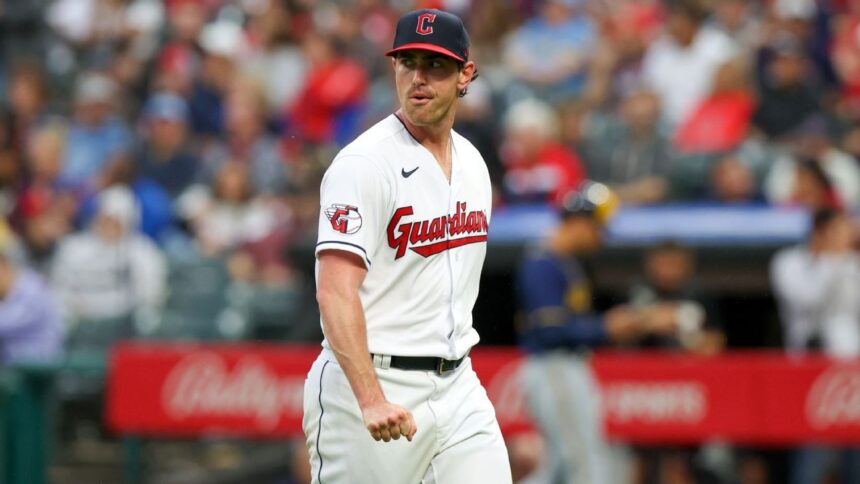 Shane Bieber busca regreso: Lanzará en rehabilitación este martes