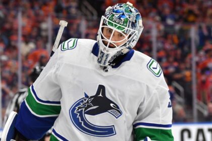 Penguins Refuerzan Portería: Adquieren a Silovs de Canucks