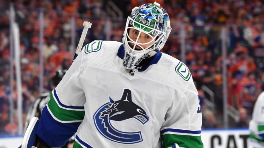 Penguins Refuerzan Portería: Adquieren a Silovs de Canucks