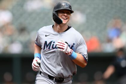 Stowers explota con 3 jonrones ante Orioles: Récord en su carrera