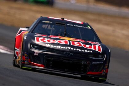 Van Gisbergen Domina Sonoma y Extiende Racha: NASCAR y Récord Histórico