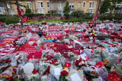 United rinde homenaje a Diogo Jota en Anfield: Fernandes y Dalot presentes