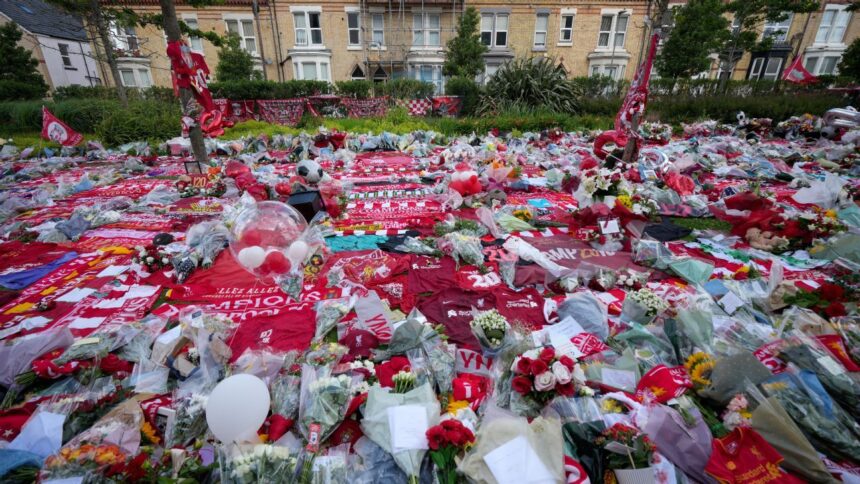 United rinde homenaje a Diogo Jota en Anfield: Fernandes y Dalot presentes