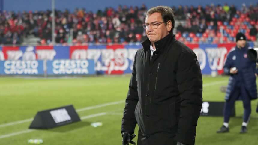 Polonia Contrata a Urban Tras Salida de Probierz y Tensión con Lewandowski
