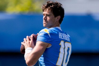Herbert estrena lentes UV: Mejor visión y dominio para los Chargers