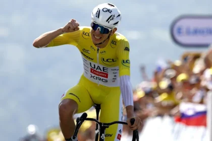 Pogacar Domina Cronoescalada en Tour de Francia: Amplía Ventaja Sobre Vingegaard