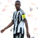 Isak ausente por rumores: Howe descarta salida del Newcastle