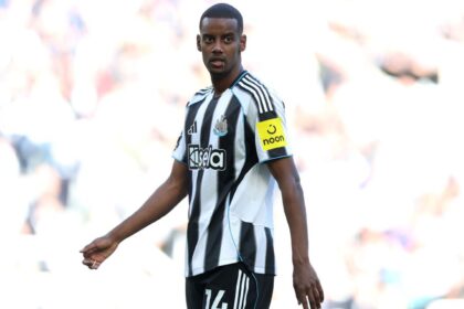 Isak ausente por rumores: Howe descarta salida del Newcastle