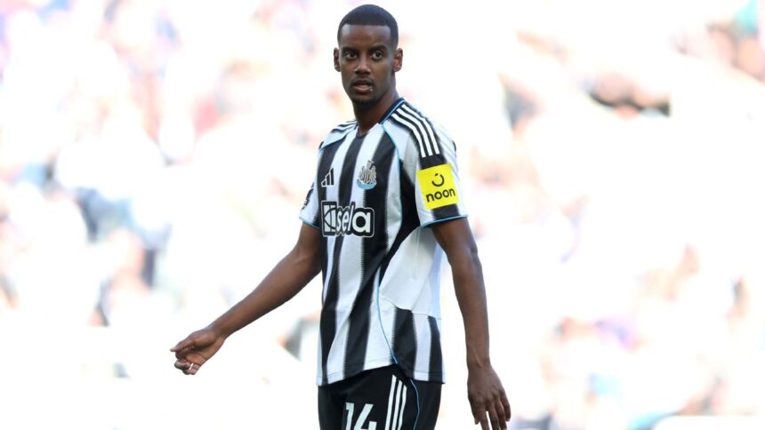Isak ausente por rumores: Howe descarta salida del Newcastle