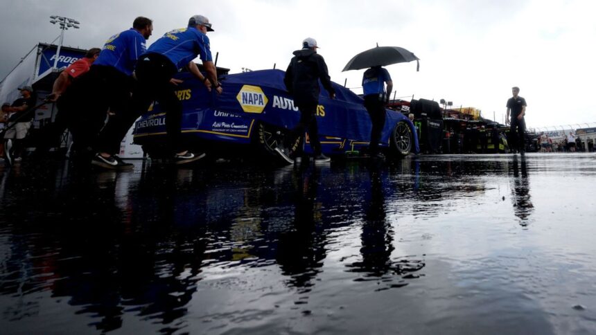 Elliott consigue la pole en Dover: Lluvia frena la clasificación NASCAR