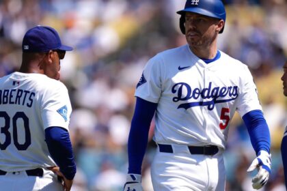 Freeman de los Dodgers golpeado en la muñeca: Sale del juego