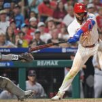 Phillies vencen a Red Sox con polémica interferencia del receptor en extra innings