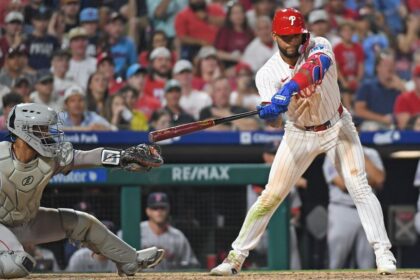 Phillies vencen a Red Sox con polémica interferencia del receptor en extra innings