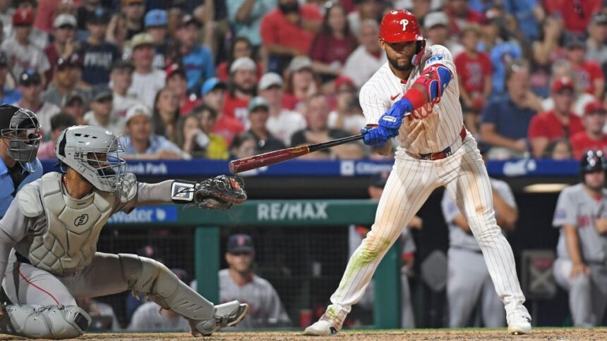 Phillies vencen a Red Sox con polémica interferencia del receptor en extra innings