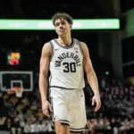 Mañón a los Lakers: Talento Dominicano Firma Contrato de Doble Vía